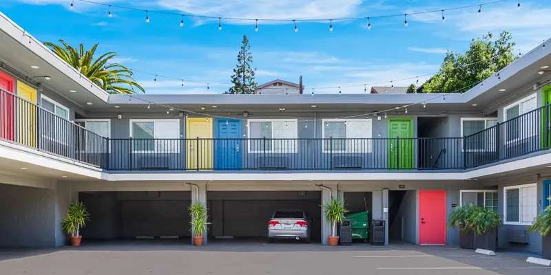 colorful retro front exterior of the Signature Inn Berkeley two-story hotel by Sonesta International Hotels